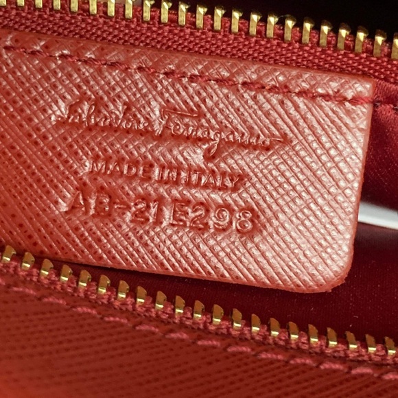 Salvatore Ferragamo Vara Bow Saffiano Leather 2 way bag with Gold tone hardware. - Picture 14 of 16